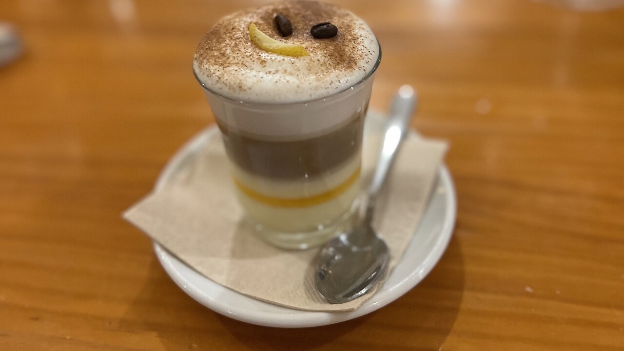 Barraquito: Rezept und Herkunft des beliebten Kanaren-Kaffee