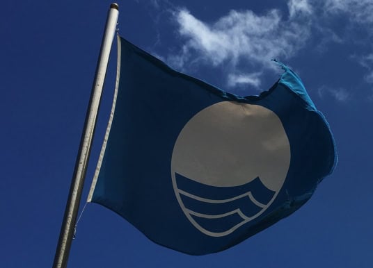 Blaue Fahne Strand Kanarische Inseln Teneriffa