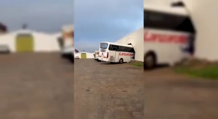 Bus rast auf Lanzarote in Hauswand