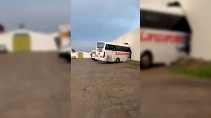 Bus rast auf Lanzarote in Hauswand