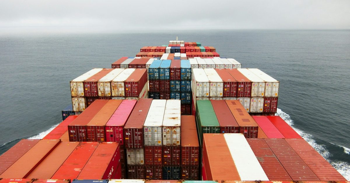 Kanaren-Sturm reißt zwölf Container von Schiff – Bier versinkt im Meer