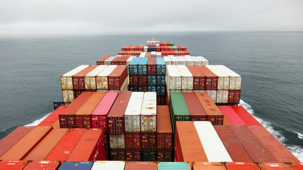 Kanaren-Sturm reißt zwölf Container von Schiff – Bier versinkt im Meer