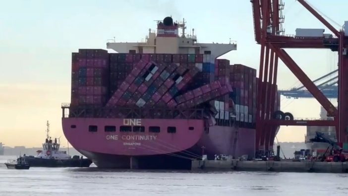 Kanaren: Riesenwelle kippt Container von Frachter ins Meer