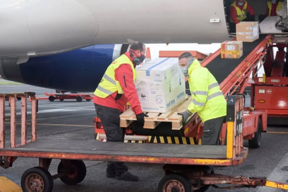Corona-Impfung Kanaren Impfstoff Teneriffa Flugzeug
