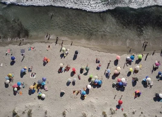 Video: Drohne filmt an FKK-Strand auf den Kanaren