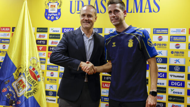 Der neue Trainer der UD Las Palmas, Albert Sánchez (rechts), und der Sportdirektor des Vereins, Luis Helguera (links), bei ihrer Vorstellung