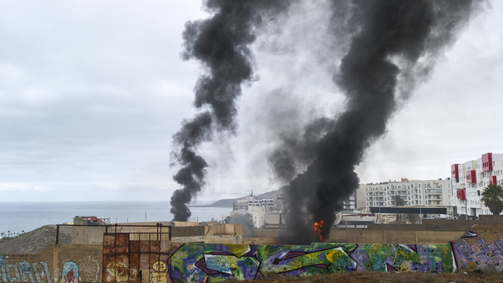 Die Feuerwehr von Las Palmas de Gran Canaria versucht, einen Brand zu löschen