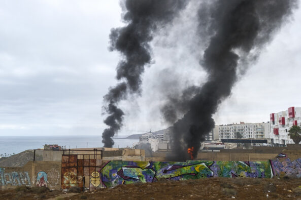 Schwarzer Rauch ist nach Brand auf Gran Canaria weithin sichtbar