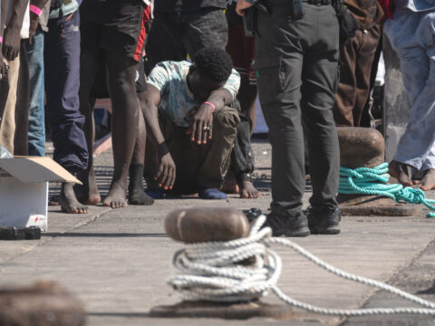 Ankunft der Insassen des Cayuco im Hafen von Los Cristianos auf Teneriffa