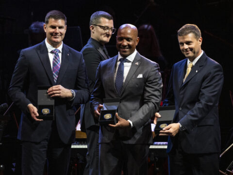 Die Astronauten der Mondmission Artemis 2, Reid Wiseman (links), Victor Glover (Mitte) und Jeremy Hansen (rechts)