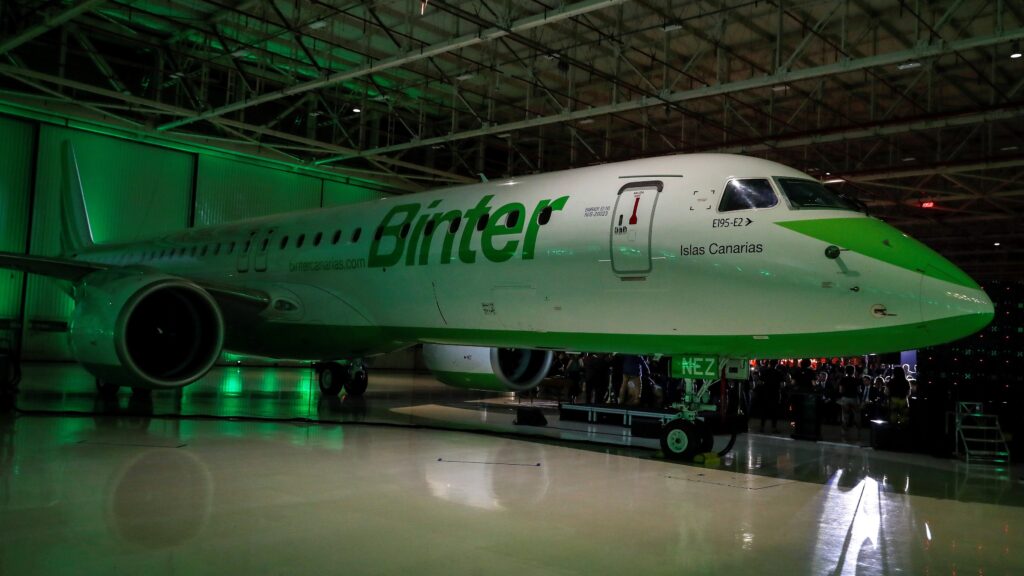 Archivfoto von der Übergabe des ersten Embraer-Triebwerks an Binter