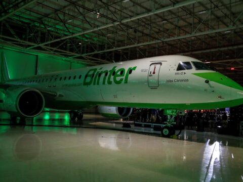 Archivfoto von der Übergabe des ersten Embraer-Triebwerks an Binter