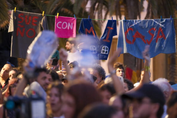 Las Palmas protesters demand decent housing before decrees vote