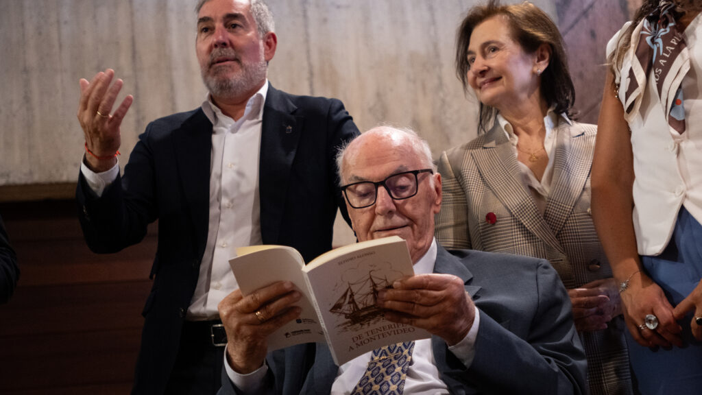 Der Präsident der Kanarischen Inseln, Fernando Clavijo (links)