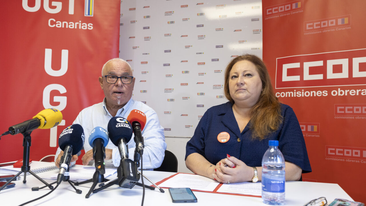The general secretaries of CCOO and UGT in the Canary Islands, Vanesa Frahija (right) and Manuel Navarro (left), during the press conference