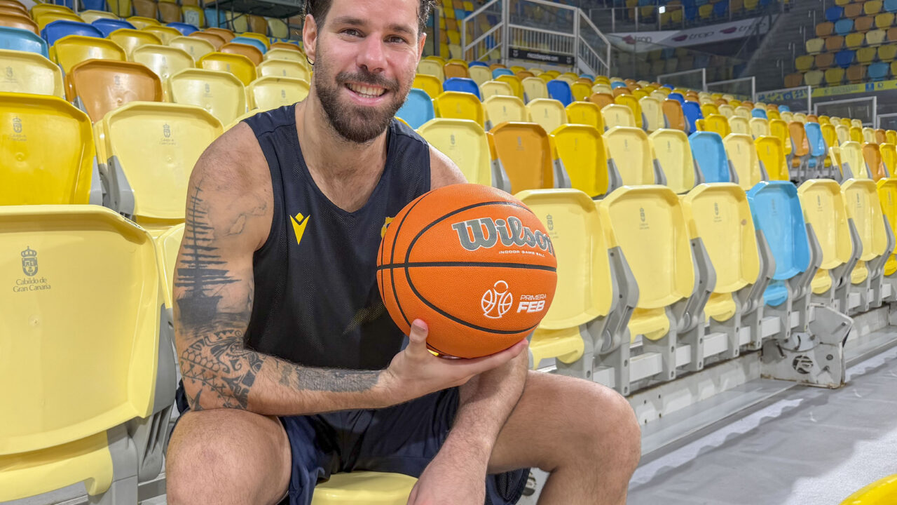 Der Point Guard von Cajasiete Gran Canaria, Christian Díaz, während des Interviews