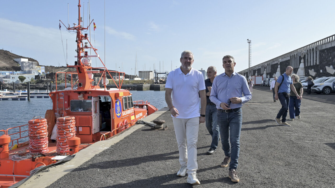El presidente del Gobierno de Canarias, Fernando Clavijo (i), y su consejero de Agricultura, Narvay Quintero (d)