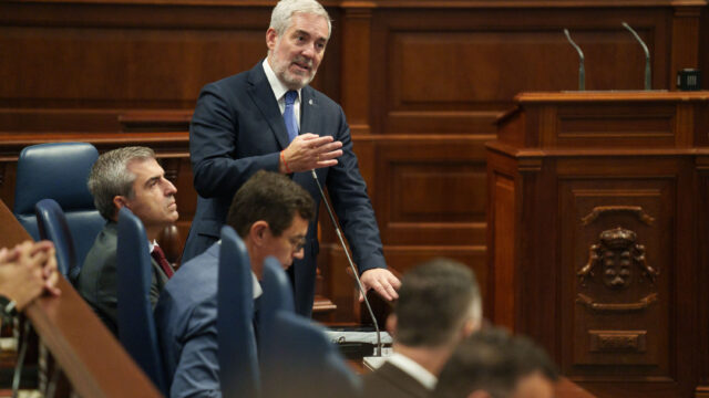 Der Präsident der Regierung der Kanarischen Inseln, Fernando Clavijo, während der Plenarsitzung des Parlaments der Kanarischen Inseln am Dienstag