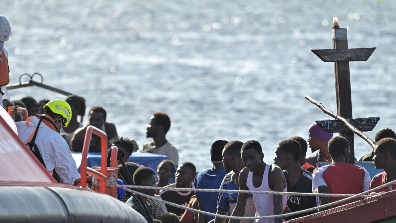Bild von der Rettung eines der letzten Cayucos, die auf der Insel El Hierro angekommen sind