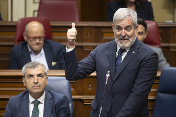 Clavijo critica a PP y Vox por la acogida de menores en Canarias