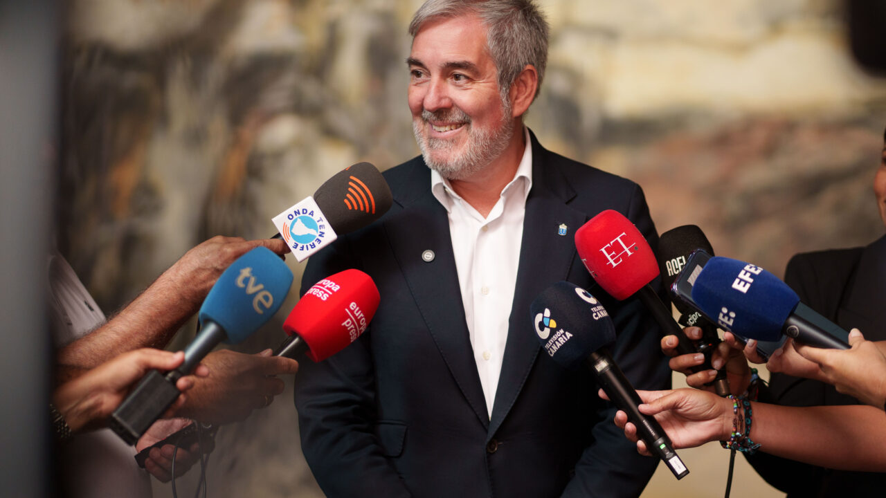 El presidente de Canarias, Fernando Clavijo, ha considerado este lunes que los problemas no desaparecen por la convocatoria de elecciones generales y