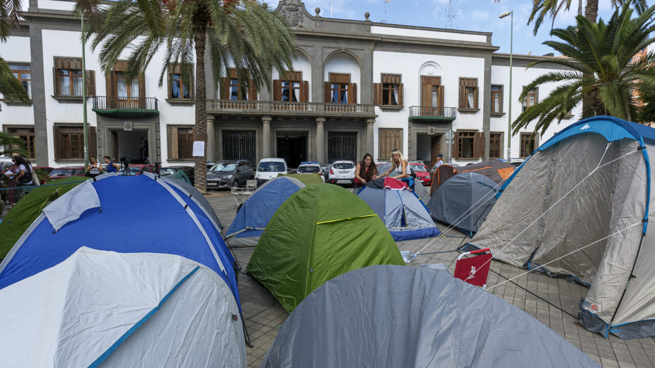 La Feria square on 30 September, following the 'Derecho al Techo' campaign's decision the previous night to set up a camp in Las Palmas de Gran