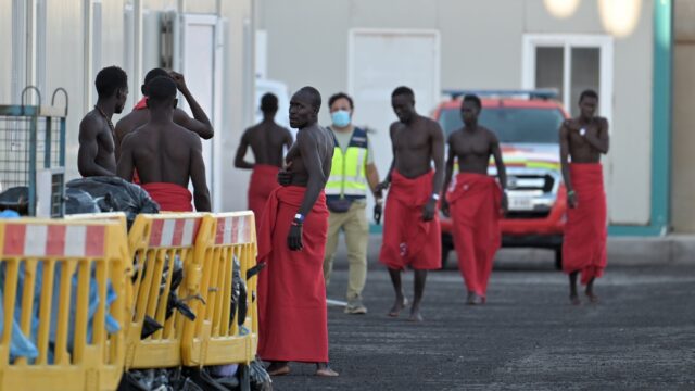 Das Schiff "Salvamar Diphda" der Seenotrettung hat am Montag 145 Menschen gerettet, die sich in einem Boot in den Gewässern vor El Hierro befanden
