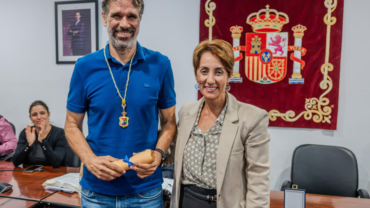 Juan Carlos Valerón posa con la alcaldesa de Mogán, Onalia Bueno, en una foto facilitada por el Ayuntamiento