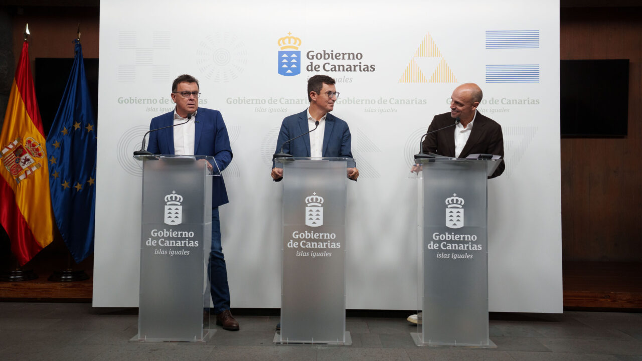 El consejero de Política Territorial, Cohesión Territorial y Aguas del Gobierno de Canarias, Manuel Miranda (i); el consejero de Obras Públicas