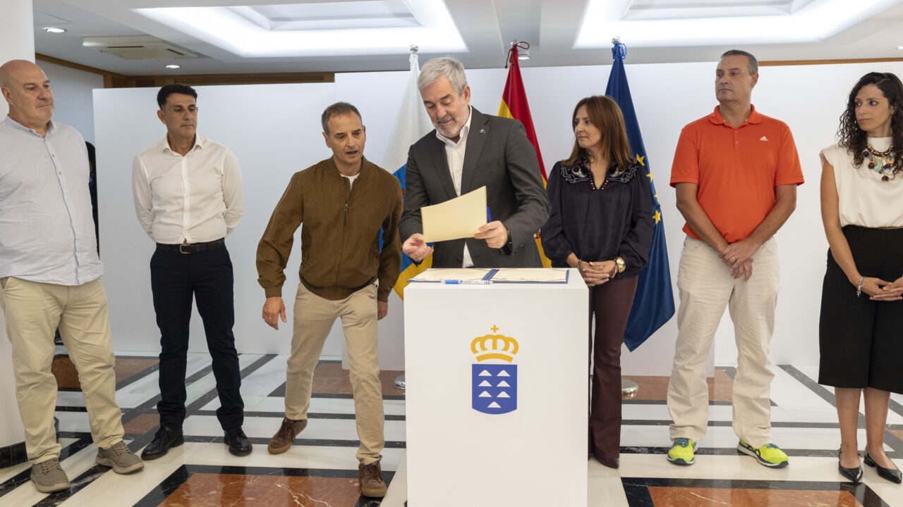 The President of the Canary Islands Regional Government, Fernando Clavijo (centre)