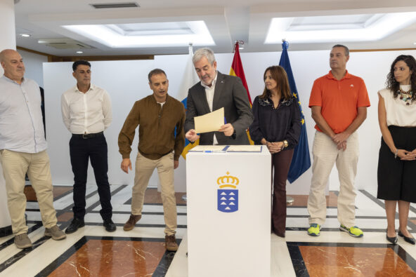 Canarias clasifica a 10.000 empleados según sus años de servicio