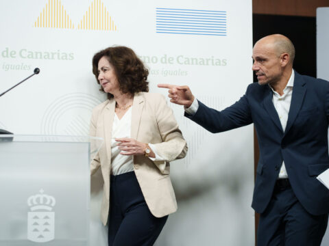 Die kanarische Finanzministerin Matilde Asián (links) und der stellvertretende Minister für Präsidialangelegenheiten Alfonso Cabello (rechts) bei der