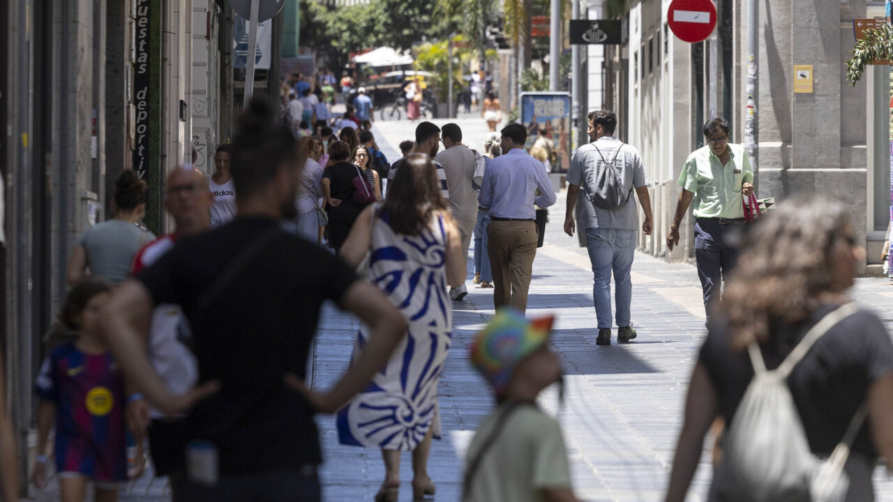 Ciudadanos en una calle de Santa Cruz de Tenerife