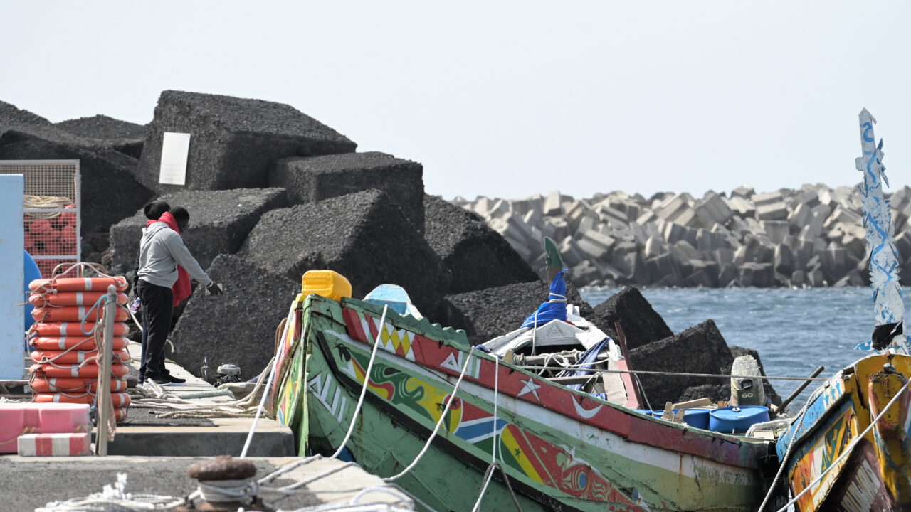 Foto von mehreren Cayucos, aufgenommen am Sonntag am Kai von La Restinga auf El Hierro