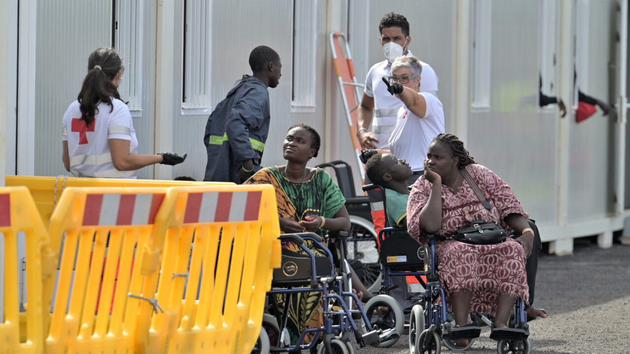 Archivfoto von der Ankunft einer Gruppe von Migranten im Hafen von La Restinga auf El Hierro