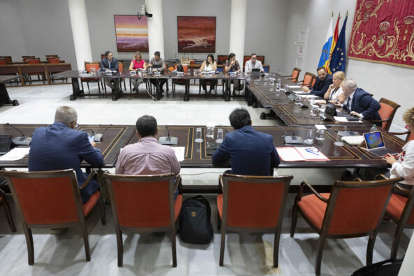 El Parlamento prevé incluir a La Graciosa en el escudo de Canarias