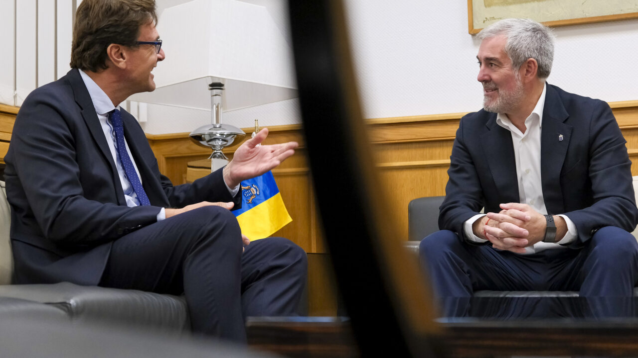 El presidente del Gobierno de Canarias, Fernando Clavijo (d), recibió este jueves al presidente del Tribunal Superior de Justicia de la comunidad
