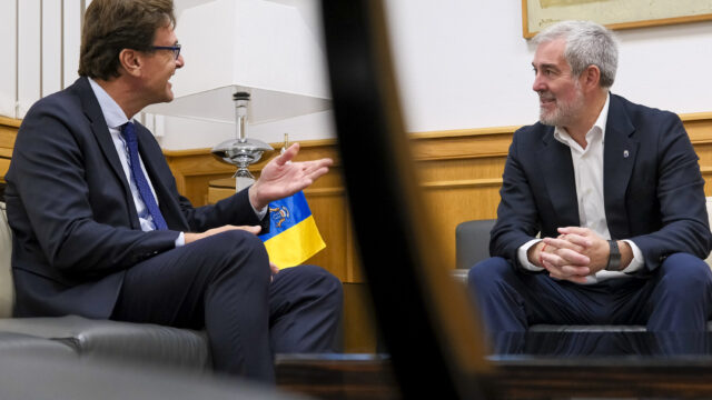 Der Präsident der Regierung der Kanarischen Inseln, Fernando Clavijo (rechts)