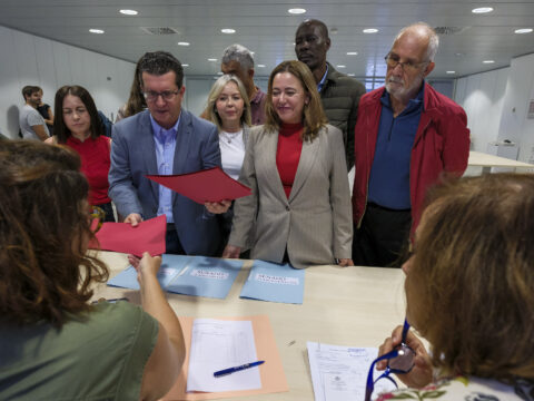 Die Kandidaten der PSOE Dolores Corujo (Mitte), Luc André Diouf (2