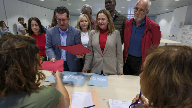 Die Kandidaten der PSOE Dolores Corujo (Mitte), Luc André Diouf (2