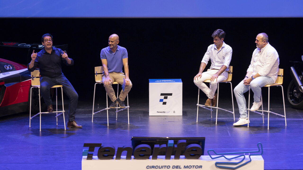 La presentación del Circuito del Motor de Tenerife con la participación del piloto de formula 1 Carlos Sainz (2d) y el presentador de televisión