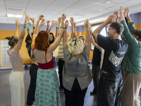 Wenn Sara, Aida, Mónica, Laura und Eduardo an den Sozialtheater-Sitzungen des NODO-Projekts teilnehmen, durchlaufen sie einen Heilungsprozess