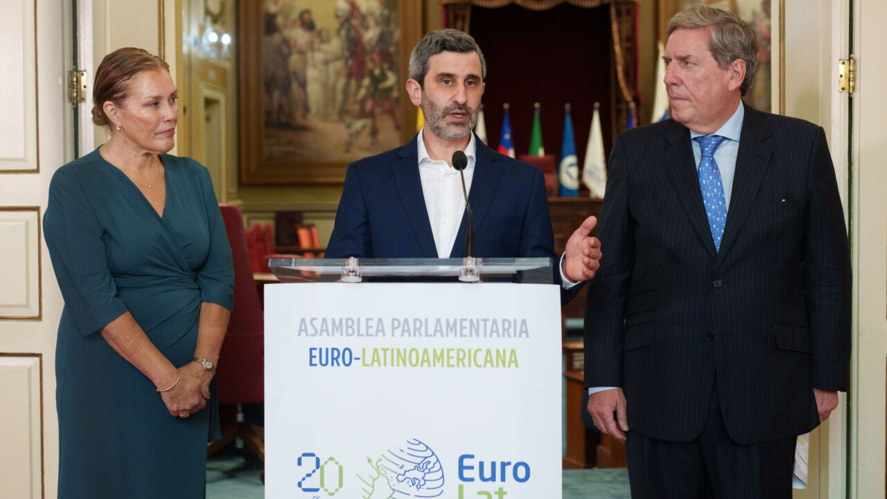 Daniel Caggiani (Mitte), Ko-Vorsitzender von EuroLat, Astrid Pérez (links), Präsidentin des Parlaments der Kanarischen Inseln