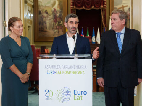 Daniel Caggiani (Mitte), Ko-Vorsitzender von EuroLat, Astrid Pérez (links), Präsidentin des Parlaments der Kanarischen Inseln