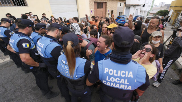 Die örtliche Polizei von Las Palmas de Gran Canaria und die Nationalpolizei haben am Dienstag auf gerichtliche Anordnung hin eine Frau mit einem