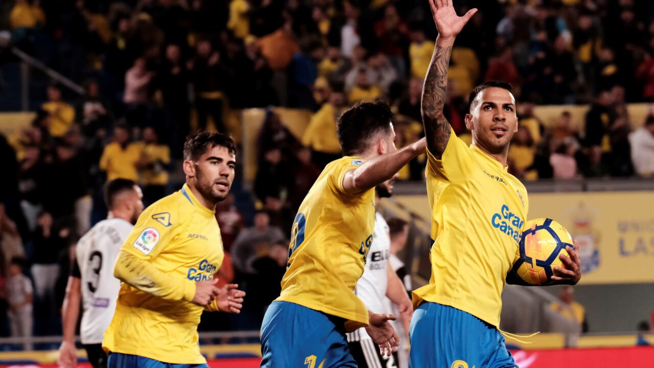 Archivfoto des ehemaligen Spielers der UD Las Palmas, Jonathan Viera (rechts), bei einem Spiel gegen Valencia