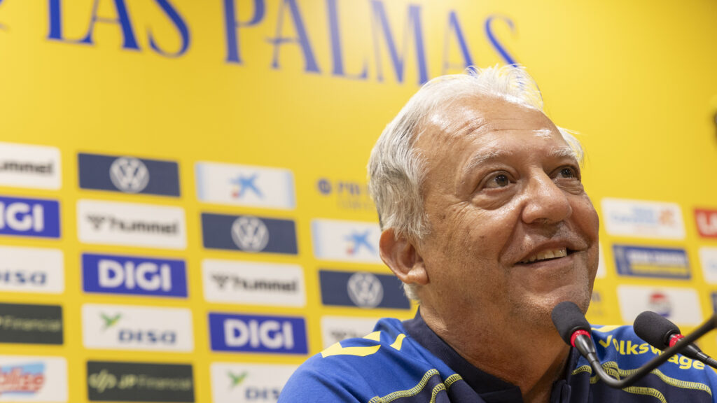 Gran Canaria-born coach Juan Manuel Rodríguez (right), at his presentation as the new interim manager of UD Las Palmas
