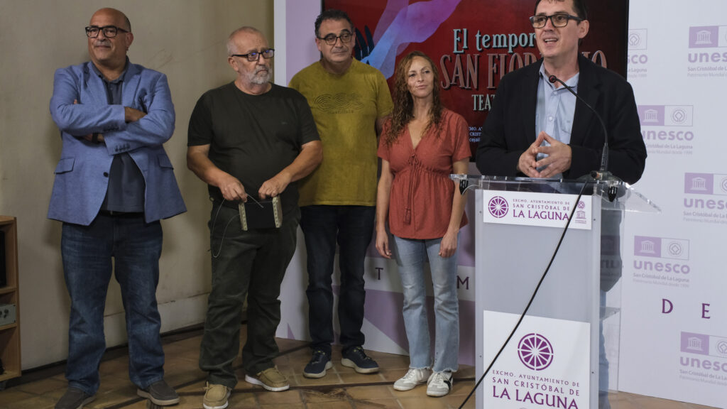 Der Stadtrat für Bürgerbeteiligung der Stadtverwaltung von La Laguna, Francisco Hernández (rechts), der Historiker Néstor Verona (links)
