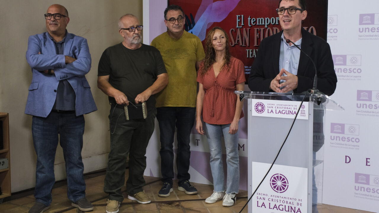Der Stadtrat für Bürgerbeteiligung der Stadtverwaltung von La Laguna, Francisco Hernández (rechts), der Historiker Néstor Verona (links)