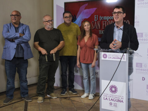 Der Stadtrat für Bürgerbeteiligung der Stadtverwaltung von La Laguna, Francisco Hernández (rechts), der Historiker Néstor Verona (links)